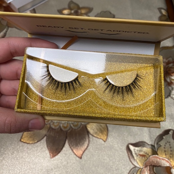 Lashes - Picture 2 of 5